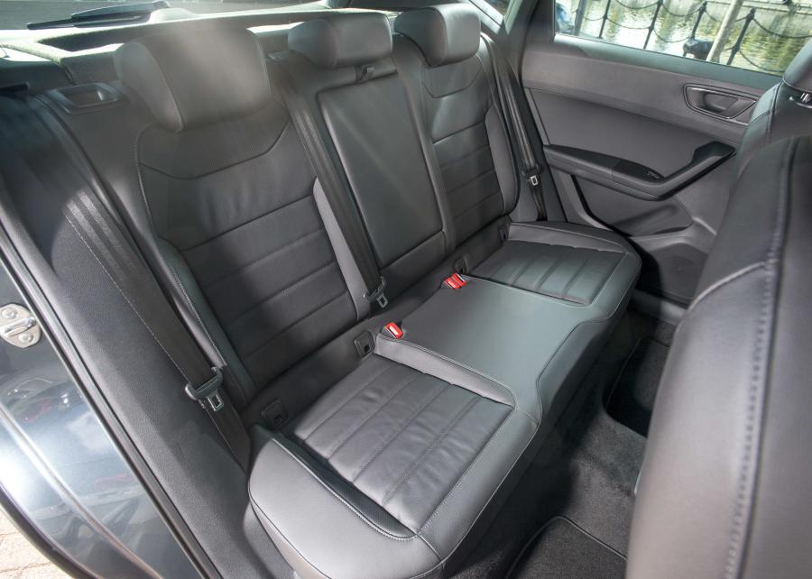 Интерьер Seat Ateca 2016 года  (UK) (фото 8 из 25)